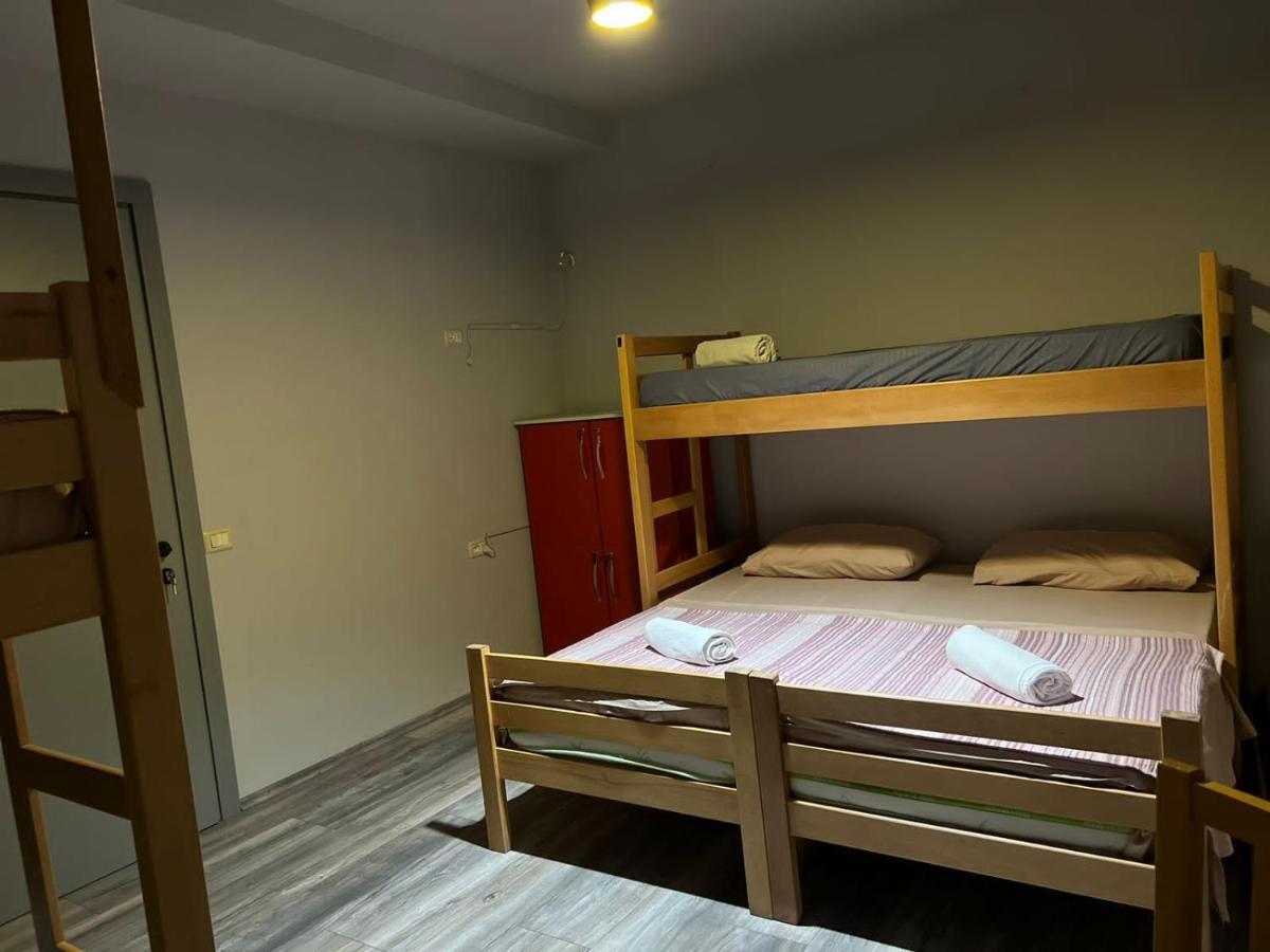 The Rooftop Hostel Шкодер Номер фото