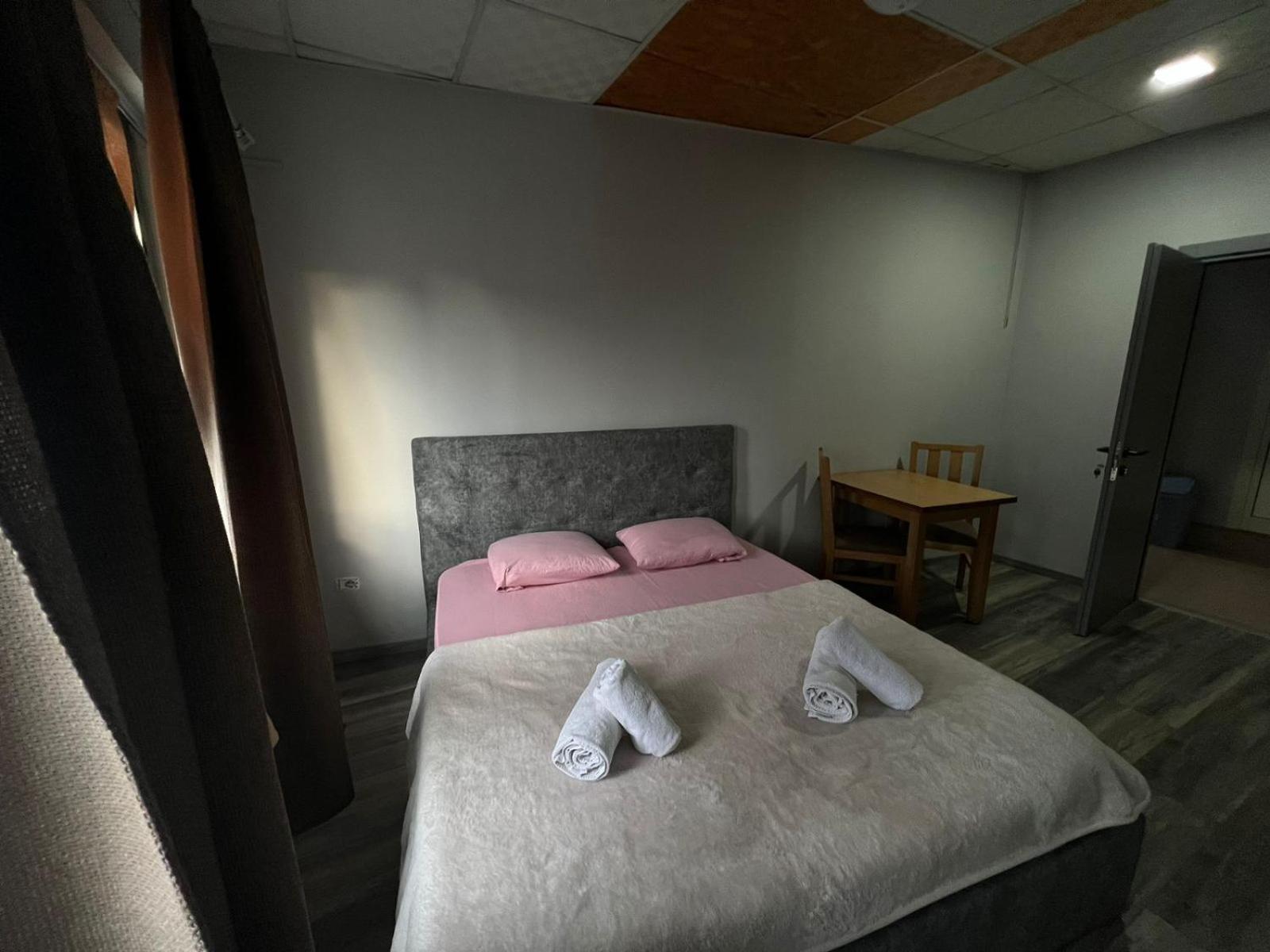 The Rooftop Hostel Шкодер Номер фото